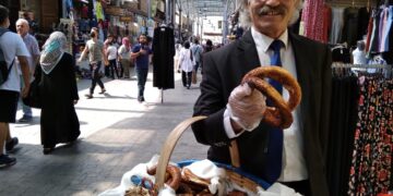 Çorumlu Kravatlı Simitçi İlgi Çekiyor