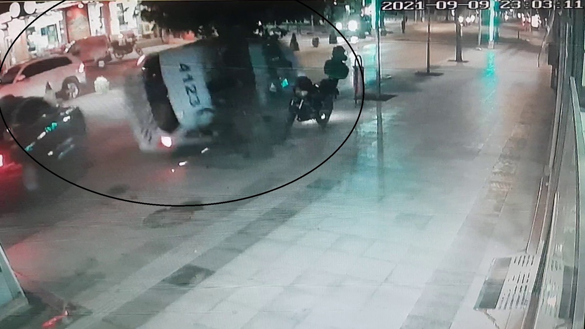 Polislerin Yaralandığı Kaza Kameralara Yansıdı