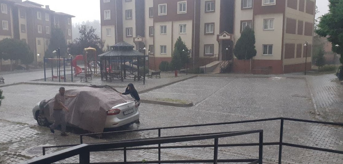 Çorum’da Dolu Yağdı, Araçları Böyle Korudular