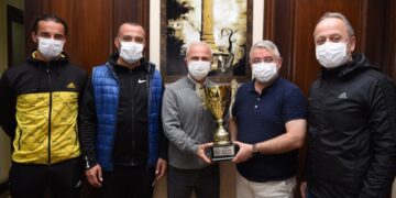 Veteranlar Kupayı Başkan Aşgın’a Hediye Etti