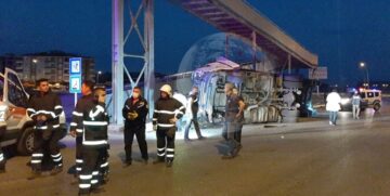 TIR Demir Köprüye Çarptı : 1 Ölü