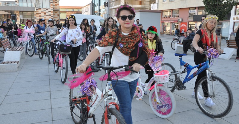 Süslü Kadınlar Bisiklet Turu Pazar Günü