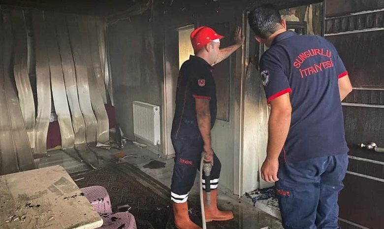 Çıkan Yangında Ev Tamamen Yandı