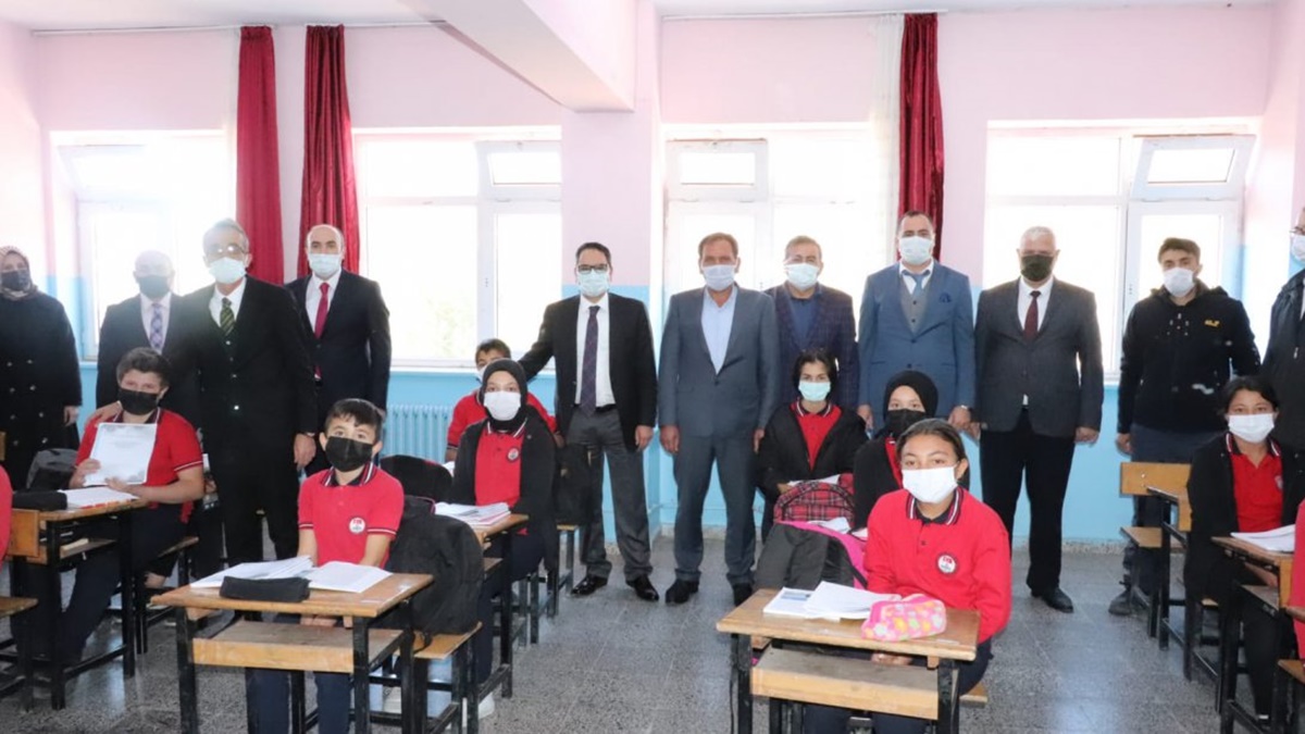 Türkler Köyü’nde Öğrencilere Ücretsiz Kaynaklar Dağıtıldı