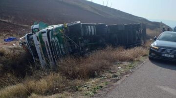 Sebze Yüklü Tır Yan Yattı: 1 Yaralı