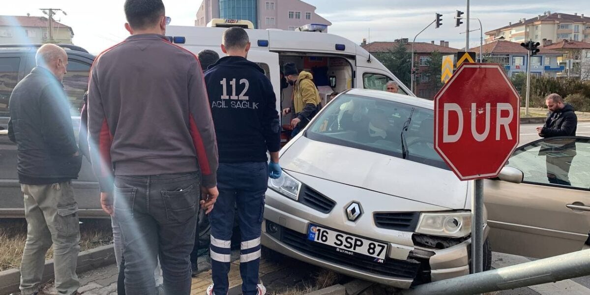 Otomobilde Sıkışan Kadın Kurtarıldı