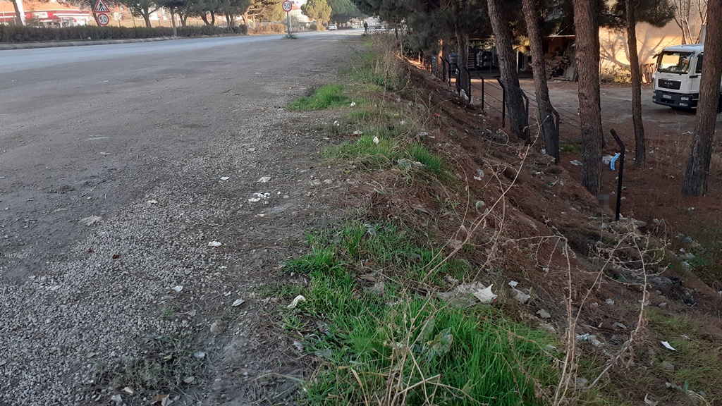 Osmancık’ta Yol Kenarındaki Çöpler Temizlendi