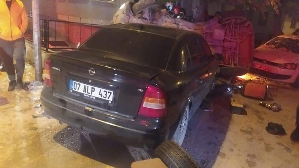 Yaralı Sürücüyü İtfaiye Kurtardı