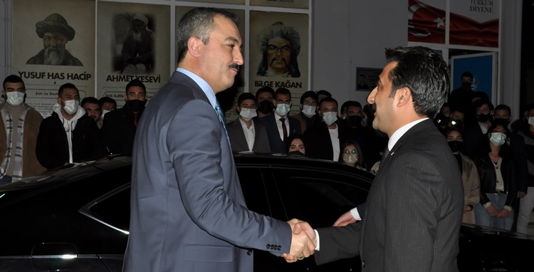 Rektör Öztürk, Ülkücü Gençliği Tebrik Etti