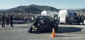 Kamyon ile Otomobil Çarpıştı: 3 Yaralı