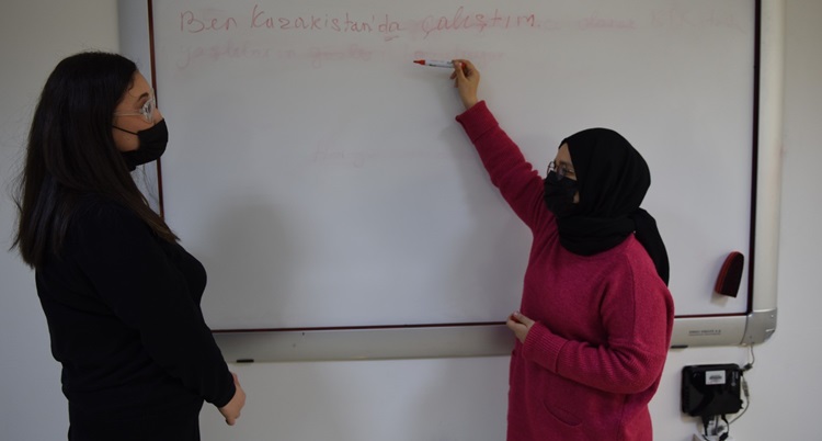 Kazakistanlı Gazeteci, Türkçe Öğrenmek İçin Çorum’a Geldi