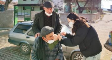 Sağlık Çalışanları Köyde Aşı Yapıyor