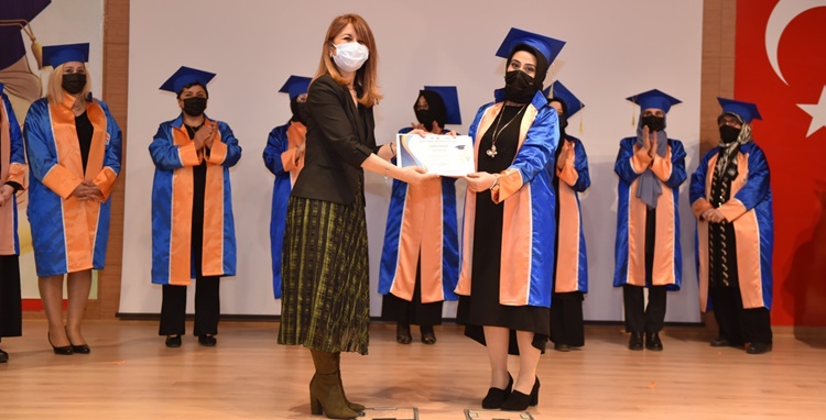 Hitit Anne Üniversitesi 3’üncü Dönem Mezunlarını Verdi