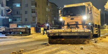 Belediye Ekiplerinden Kar Mesaisi