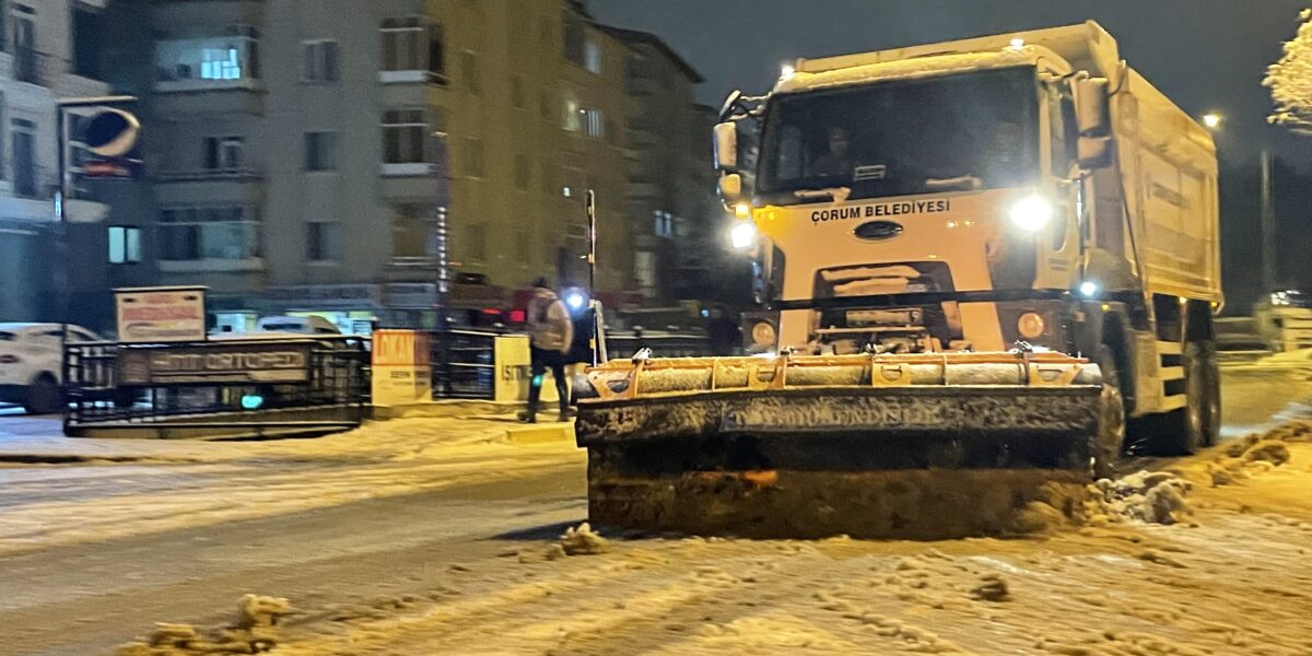 Belediye Ekiplerinden Kar Mesaisi