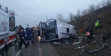 Tur Midibüsü Devrildi: 28 Yaralı