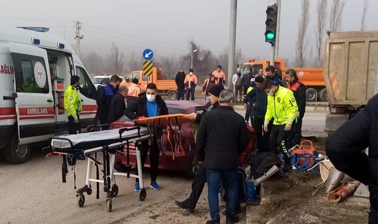 Otomobil Hafriyat Kamyonu ile Çarpıştı: 1 Ölü, 1 Yaralı