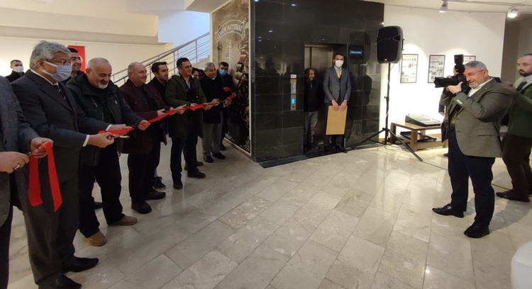 Başkan Fotoğraf Çekti, Gazeteciler Sergiyi Açtı