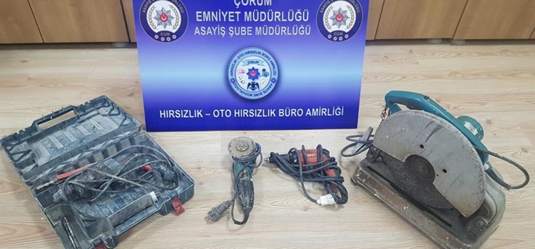 Hırsızlar Çaldıkları Malzemelerle Yakalandı