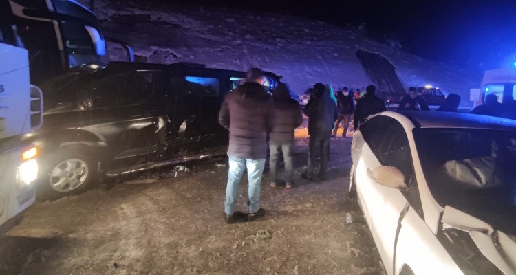 D100’de 8 Araç Birbirine Girdi: 9 Yaralı