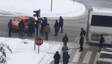 Yolcu Otobüsü ile Otomobil Çarpıştı