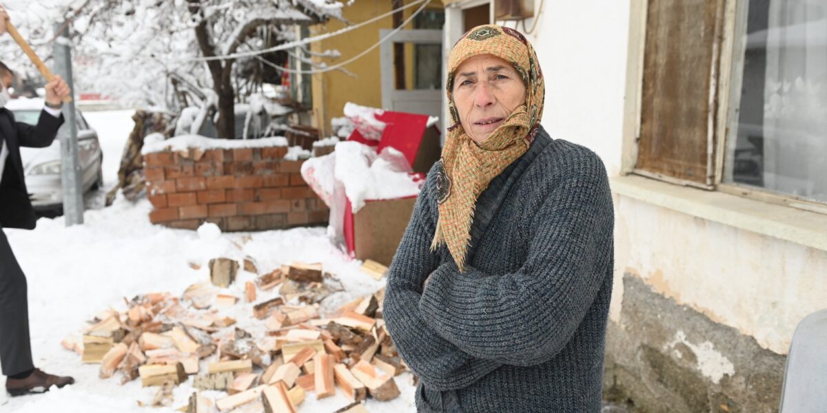 Odunu Biten Yaşlı Kadının İmdadına Zabıta Yetişti