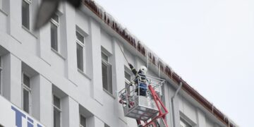 Buz Sarkıtları Temizleniyor