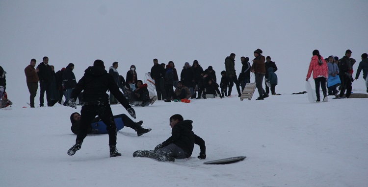 Karla Kaplanan Tepeyi Kayak Pistine Çevirdiler
