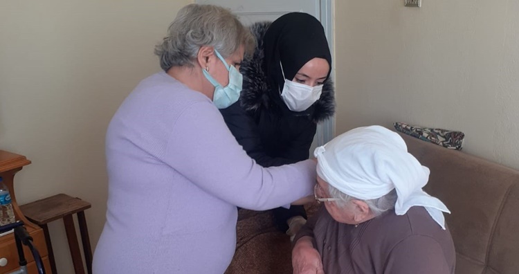 Yaşlı ve Engellilere Evlerinde Aşı Yapılıyor