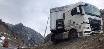 Tır Şantiye Yolunda Asılı Kaldı