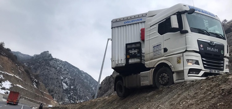 Tır Şantiye Yolunda Asılı Kaldı