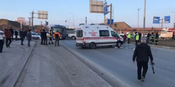 Otomobil ile Ambulans Çarpıştı: 5 Yaralı