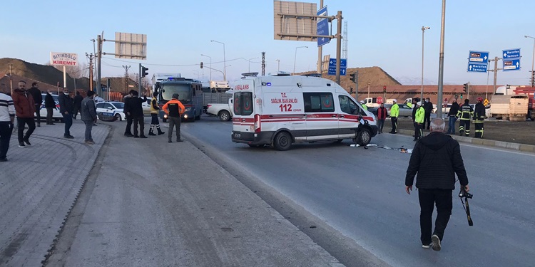 Otomobil ile Ambulans Çarpıştı: 5 Yaralı