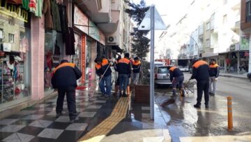 Sungurlu’da Kum ve Tuz Kalıntılarını Temizliyor