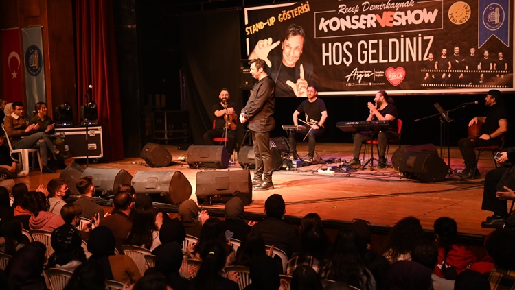 Müzik ve Mizah Dolu Geceye Yoğun İlgi