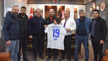 Başkan Sülük’e Forma Hediye Ettiler