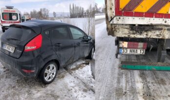 Otomobil TIR’a Çarptı : 2 Yaralı