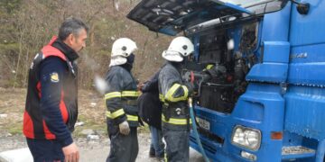 Seyir Halindeki Tırın Motoru Alev Aldı