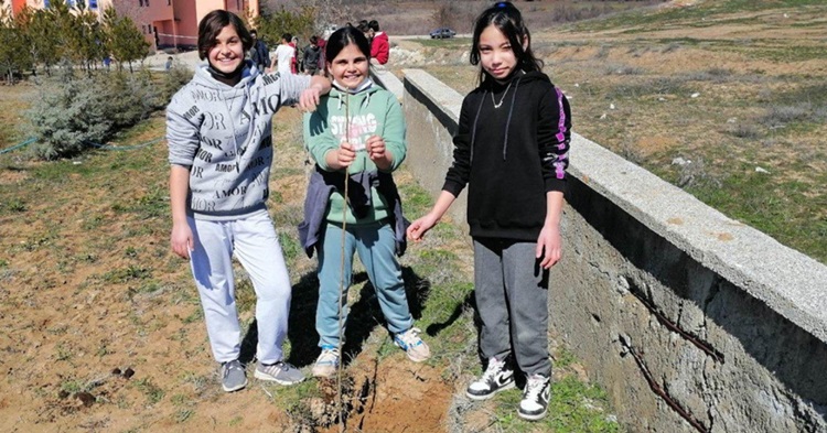 Öğrenciler Okullarının Bahçesini Ağaçlandırdı