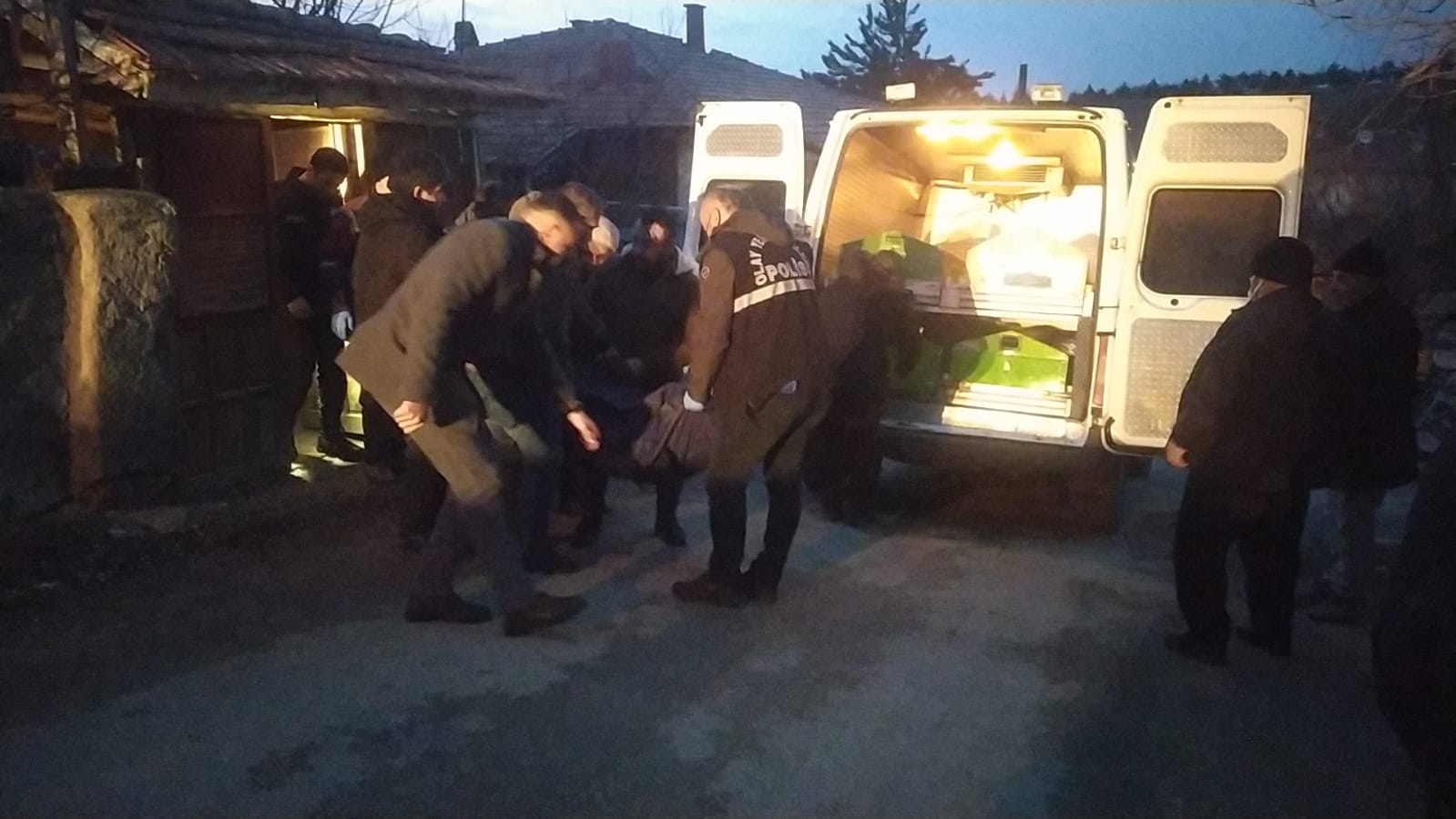 Yaşlı Adam Kendini Astı