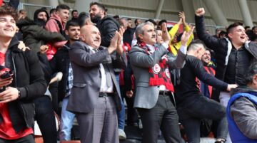 Karapıçak, Maçı Taraftarların<br>Arasında İzledi