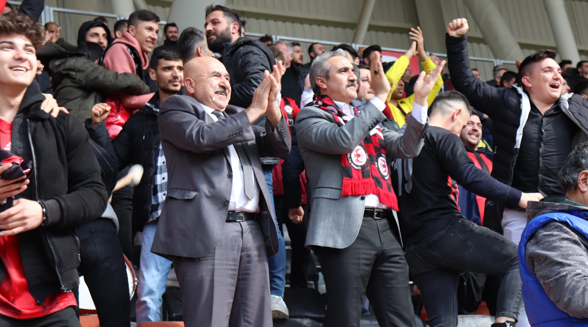 Karapıçak, Maçı Taraftarların<br>Arasında İzledi