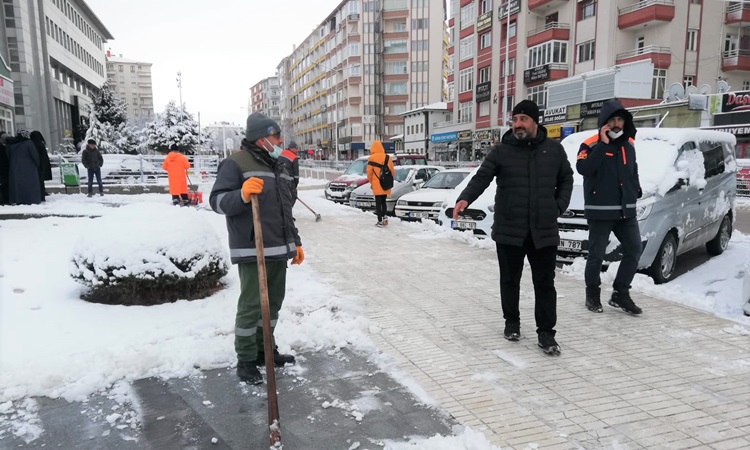Belediye Ekipleri Kar Mesaisinde