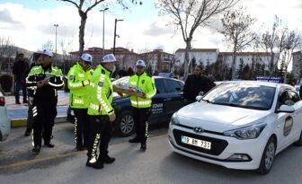 Kadın Sürücü Adaylarına Karanfilli Sürpriz