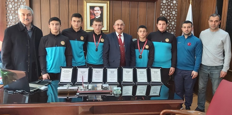 Şampiyon Güreşçilerden İskilip Milli Eğitime Ziyaret￼