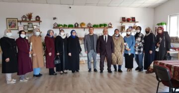 Başkan Ünlü’den, Kadınlara Karanfil