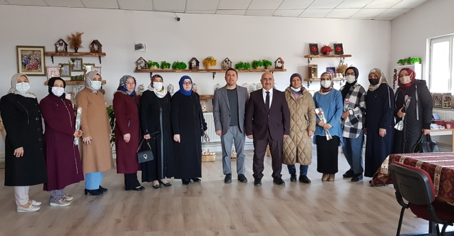 Başkan Ünlü’den, Kadınlara Karanfil