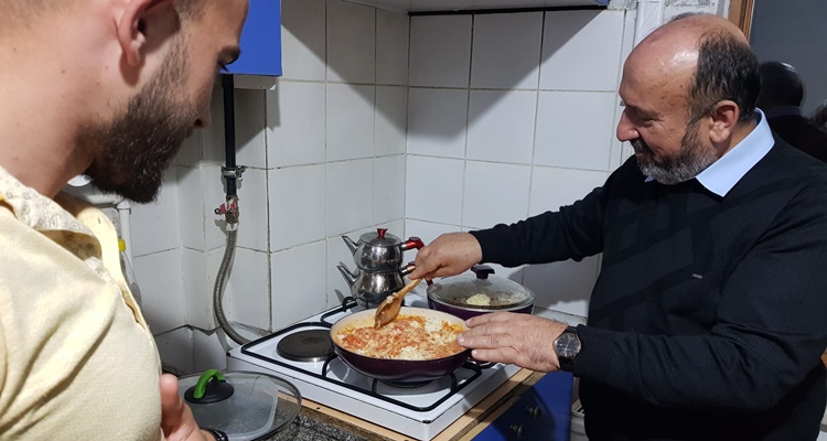 Kavuncu, Sahurda Öğrencilere Menemen Yaptı