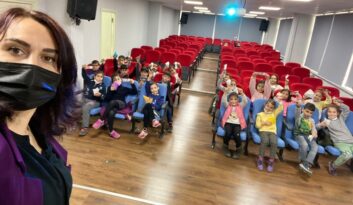 Öğrencileri İçin Konferans Salonunu Sinemaya Çevirdi