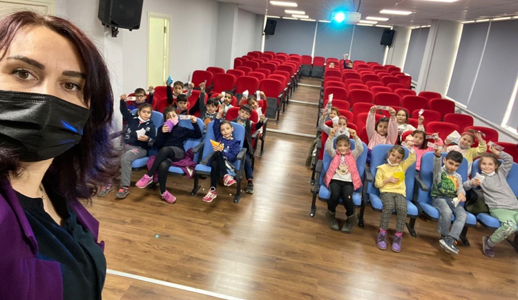 Öğrencileri İçin Konferans Salonunu Sinemaya Çevirdi